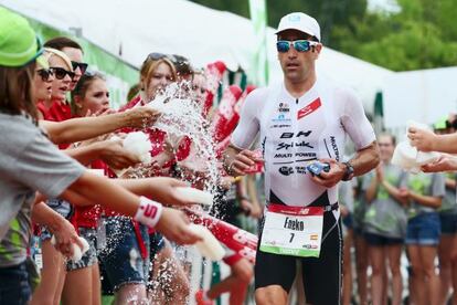 El atleta vitoriano Eneko Llanos se refresca durante la prueba de maratón.