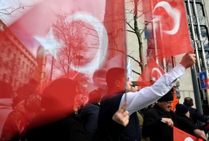 Los partidarios del presidente turco, Recep Tayyip Erdogan, ondean banderas nacionales antes de que comience una reunión del presidente con el secretario general de la OTAN, Jens Stoltenberg, en Bruselas (Bélgica).