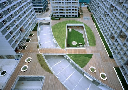 Shinonome Canal Court CODAN en Tokio, 2003. Miniciudad formada por seis edificios de uso mixto -con viviendas en los pisos superiores y comercios y servicios en los bajos- conectados por terrazas, cubiertas y patios para rentabilizar las instalaciones.