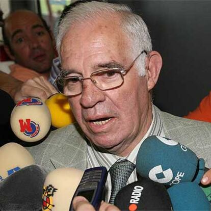 Luis Aragonés atiende a los periodistas a su salida de la sede federativa.