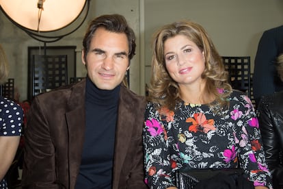 Roger Federer y su esposa, Mirka, durante un desfile de Louis Vuitton en 2016 en París.