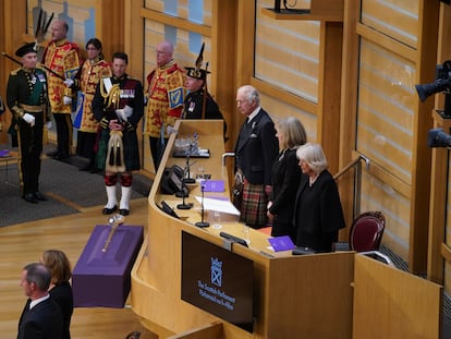 Carlos III y la reina consorte, Camila, este lunes en el Parlamento Autónomo de Escocia, en Edimburgo.