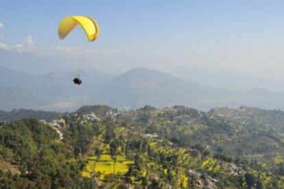 Vuelo en parapente sobre la ciudad de Pokhara, Nepal.