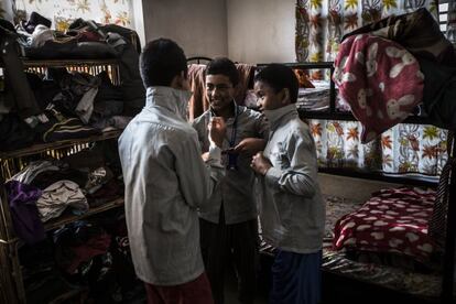 Los chicos bromean mientras se ponen el uniforme para ir al colegio. La mayoría de ellos no habrían continuado sus estudios de no ser por esta casa de acogida.