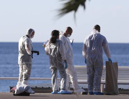 Policia forense trabajando en la escena del ataque terrorista producido por un camión en Niza, al sur de Francia.
