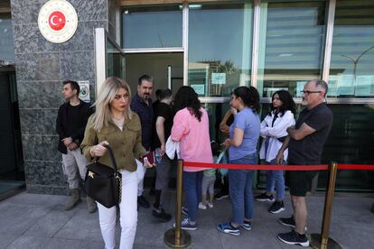 Ciudadanos turcos residentes en Erbil, en el Kurdistán iraquí, votan en la Embajada de Turquía el pasado 5 de mayo.