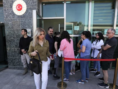 Ciudadanos turcos residentes en Erbil, en el Kurdistán iraquí, votan en la Embajada de Turquía el pasado 5 de mayo.