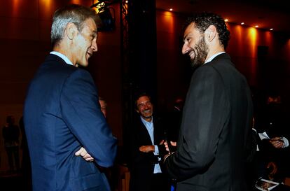 Antonio Martín, presidente de la ACB, y Jorge Garbajosa, presidente de la FEB, charlan en la presentación de la Liga Endesa