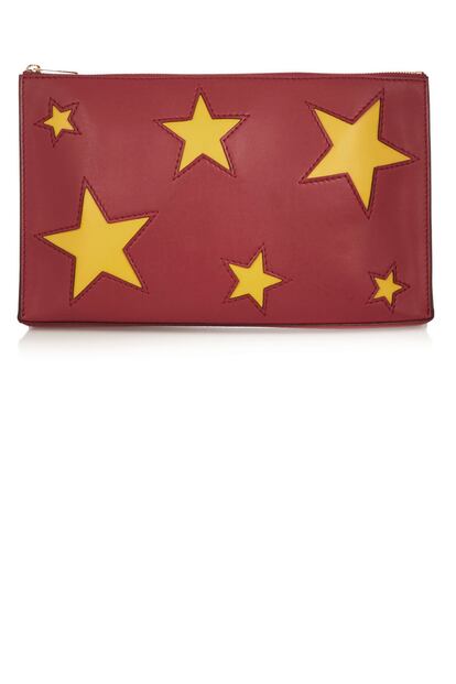 Clutch con estampado de estrellas de Stella McCartney (485 euros).