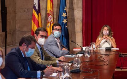 La ministra de Trabajo y Economía Social, Yolanda Díaz (d) y el presidente de la CEOE, Antonio Garamendi (2i) participan en la Mesa de la Comisión de Seguimiento Tripartita Laboral