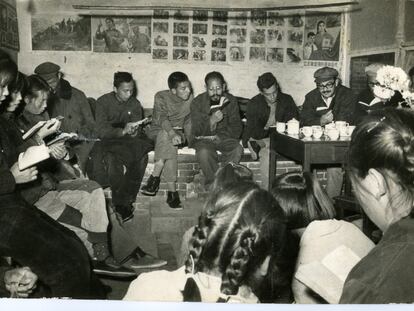 Sergio Cabrera (primero por la derecha sin gorra), en 1967, leyendo el libro rojo en una comuna popular china.