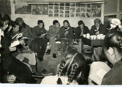Sergio Cabrera (tercero por la derecha, sin gorra), en 1967, leyendo 'El libro rojo' en una comuna popular china.
