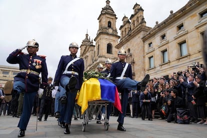 Varios soldados trasladaban el día 13 el féretro de Miguel Uribe tras el funeral en la catedral de Bogotá.