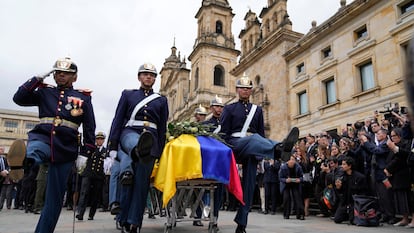 Varios soldados trasladaban el día 13 el féretro de Miguel Uribe tras el funeral en la catedral de Bogotá.