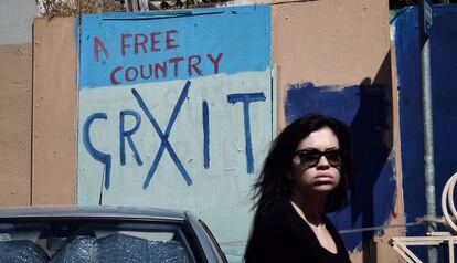 Un cartel en el centro de Atenas pide la salida de Grecia del euro.