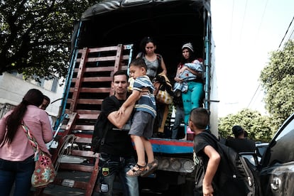 Miles de personas llegan a la ciudad de Ccuta para escapar de la guerra entre el ELN y las disidencias de las FARC, en el Catatumbo.