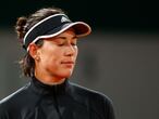 Spain's Garbine Muguruza reacts as she plays against Danielle Collins of the US during their women's singles third round tennis match on Day 7 of The Roland Garros 2020 French Open tennis tournament in Paris on October 3, 2020. (Photo by Thomas SAMSON / AFP)