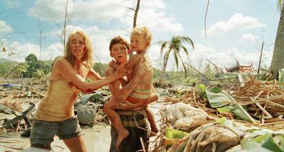 Naomi Watts, Tom Holland (centro) y Johan Sundberg, en un fotograma de &#039;Lo imposible&#039;.