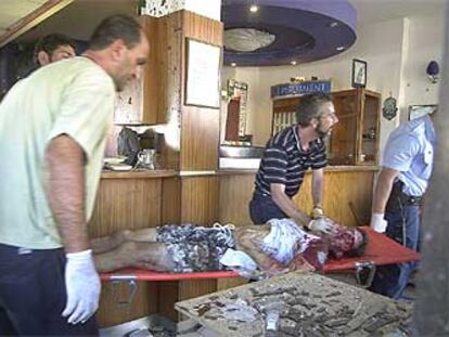 Un israelí gravemente herido tras el atentado es trasladado a un hospital de Haifa.