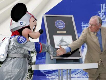 El astronauta Neil Armstrong felicita a Mickey Mouse en la reinauguración de la Space Mountain.