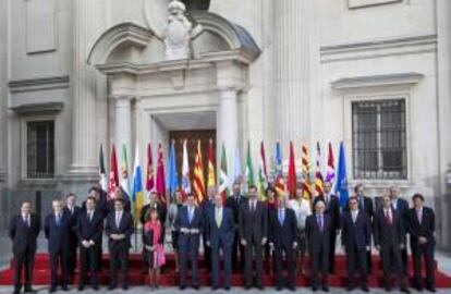 Foto de familia de la Conferencia de Presidentes Autonómicos en el Palacio del Senado, para buscar un compromiso de déficit y una imagen de unidad ante Europa. EFE/Archivo