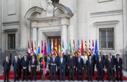 Foto de familia de la Conferencia de Presidentes Autonmicos en el Palacio del Senado, para buscar un compromiso de dficit y una imagen de unidad ante Europa. EFE/Archivo