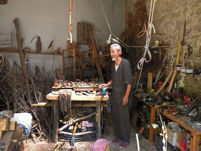 L'artista japonès Hiroshi Kitamuram, en el seu taller de l'Empordà amb els brancatges i materials de poda amb els quals realitza les seves composicions.