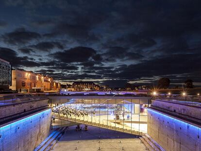 Los arquitectos daneses decidieron construir dentro de la propia dársena del puerto de Helsingor, convirtiéndola en pieza rincipal de la proipa colección del museo. Como diceTony Chapman, miembro del jurado, "a veces la mejor decisión es romper las reglas del concurso".