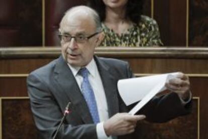 El ministro de Hacienda, Cristóbal Montoro, durante su intervención en la sesión de control al Gobierno, en el pleno del Congreso.