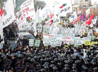 Aunque no se ha reportado la existencia de detenidos, la policía ha bloqueado el paso de manifestantes en la marcha contra la guerra de Irak en Seúl, Corea del Sur.