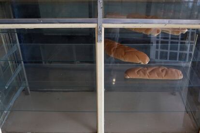 Pan en venta se ve en un estante de la panadería de Annie Salazar en el barrio marginal Rafael Urdaneta en Maracaibo. Irónicamente Zulia es el estado petrolero por excelencia.