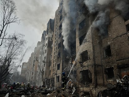 Varios equipos de bomberos tratan de apagar este martes un incendio en un bloque de viviendas en Kiev dañado durante los ataques de Rusia sobre la capital.