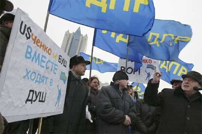 El lder ultranacionalista Vladmir Zhirinovsky (derecha), en una manifestacin antiucrania ayer en Mosc.