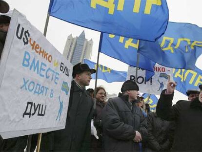 El líder ultranacionalista Vladímir Zhirinovsky (derecha), en una manifestación antiucrania ayer en Moscú.