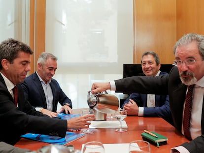 Desde la izquierda, el futuro presidente de la Generalitat Valenciana, Carlos Mazón (PP), el director de su campaña, Miguel Barrachina, el extorero Vicente Barrera y el candidato de Vox, Carlos Flores, durante las negociaciones, el martes en Valencia.