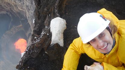 La astrónoma de la NASA Rosaly Lopes, en el volcán Marum, en la isla de Vanuatu.