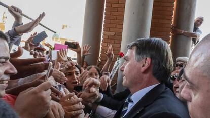 O presidente Jair Bolsonaro saudando a simpatizantes em Aparecida (Brasil).