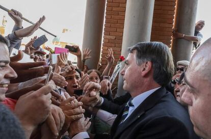 El presidente Jair Bolsonaro saludando a simpatizantes en Aparecida (Brasil).