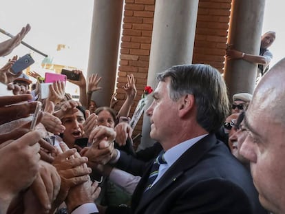 O presidente Jair Bolsonaro saudando a simpatizantes em Aparecida (Brasil).