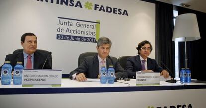 Fernando Martín, presidente de Martinsa-Fadesa, con Antonio Martín, vicepresidente y Ángel Varela, secretario.