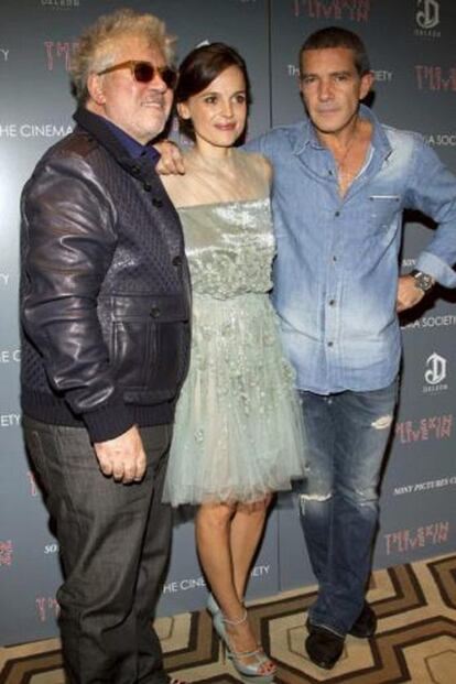Pedro Almodóvar y los actores Elena Anaya y Antonio Banderas en el estreno de La piel que habito en Nueva York el pasado mes de octubre.