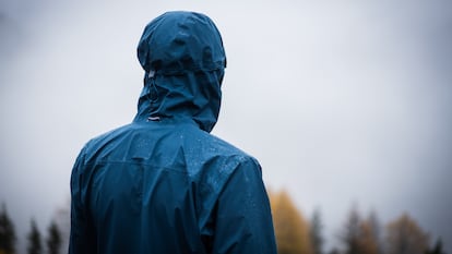 Artículo de EL PAÍS Escaparate que describe tres chaquetas Helly Hansen en oferta para público masculino