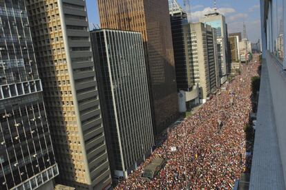 Três milhões de pessoas, segundo os organizadores, participaram da marcha do Orgulho LGBT de São Paulo em 2017, que acontece desde 1997 na Avenida Paulista. A celebração disputa com a de Nova York o título de maior parada do Orgulho do planeta. Oficialmente, as comemorações duram cinco dias (a parada deste ano foi em 3 de junho). Informalmente, há três semanas cheias de debates, filmes, concertos de música, performances, eventos culturais ou mercados de rua. Mais informações: paradasp.org.br