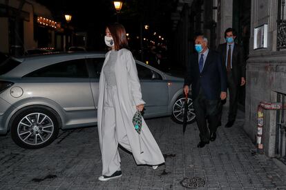 Los duques de Huéscar y Fernando Martínez de Irujo saliendo de la exposición.