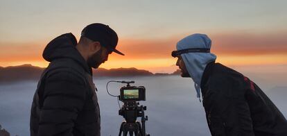 David Pantaleón (izquierda) y José Víctor Fuentes, durante el rodaje de la película 'Un volcán habitado', en La Palma en octubre de 2021.