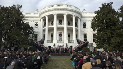 Donald Trump ante la Casa Blanca junto a miembros del Congreso.