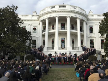 Donald Trump ante la Casa Blanca junto a miembros del Congreso.