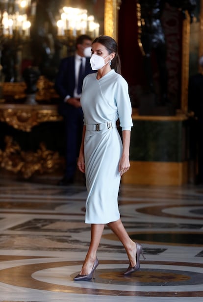 La reina Letizia, vestida con un diseño de María Barragán, durante la recepción en el Palacio Real el 12 de octubre de 2021.