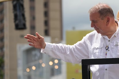 Edmundo González durante un mitin de campaña en Valencia, Venezuela. 