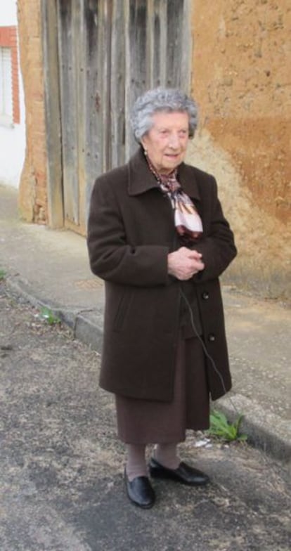 Rosa González Pérez encontró en Ardón (León) el meteorito en 1931 y lo ha conservado desde entonces.